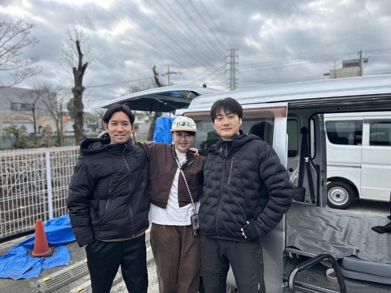 車両の前に並ぶ株式会社IYABIのメンバー